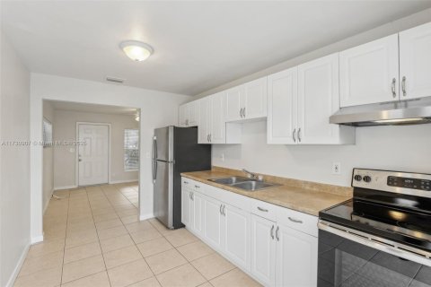 House in Oakland Park, Florida 2 bedrooms, 79.52 sq.m. № 1480481 - photo 11