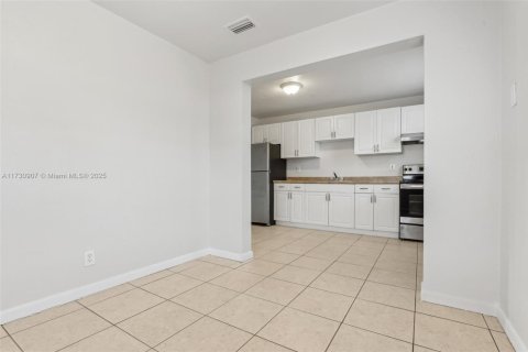 House in Oakland Park, Florida 2 bedrooms, 79.52 sq.m. № 1480481 - photo 6