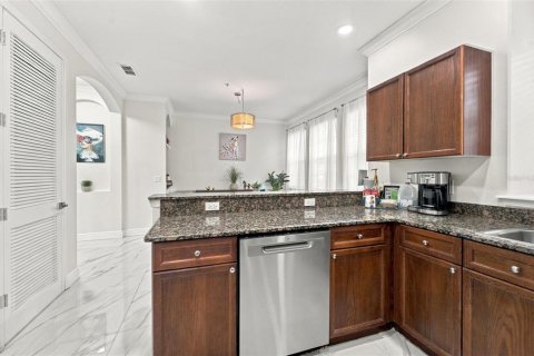 Touwnhouse à vendre à Tampa, Floride: 4 chambres, 192.12 m2 № 2410222 - photo 5