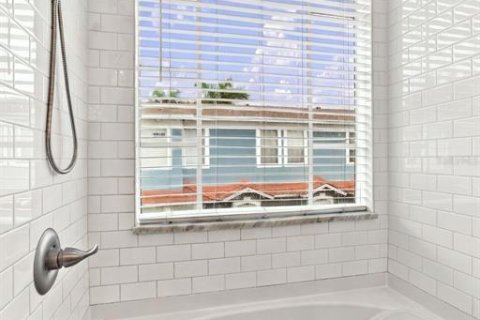 Touwnhouse à vendre à Tampa, Floride: 4 chambres, 192.12 m2 № 2410222 - photo 15