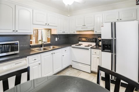 Condo in Dania Beach, Florida, 2 bedrooms  № 1699310 - photo 7