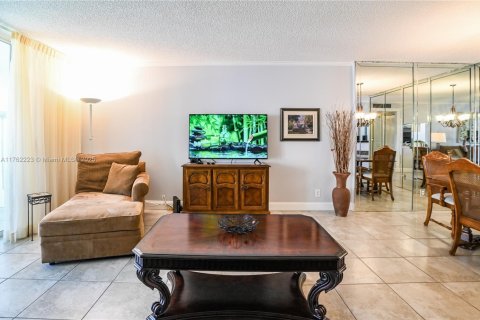 Condo in Dania Beach, Florida, 2 bedrooms  № 1699310 - photo 15