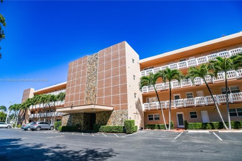 Condo in Dania Beach, Florida, 2 bedrooms  № 1699310 - photo 1