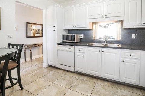 Condo in Dania Beach, Florida, 2 bedrooms  № 1699310 - photo 6