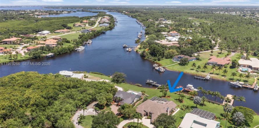 Дом в Порт-Сент-Луси, Флорида 10 комнат, 310.01м2 № 2040443