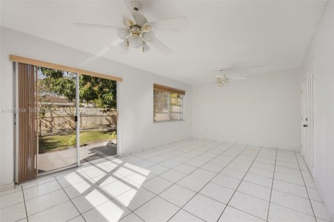 Villa ou maison à vendre à Miami, Floride: 4 chambres, 147.53 m2 № 2040020 - photo 16