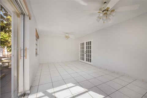 Villa ou maison à vendre à Miami, Floride: 4 chambres, 147.53 m2 № 2040020 - photo 15