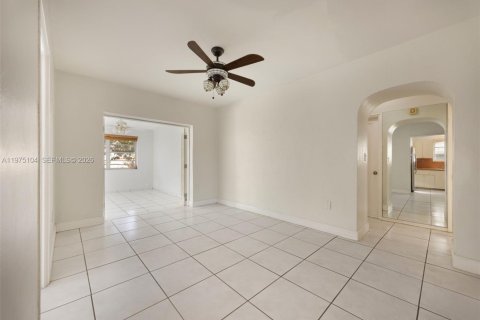 Villa ou maison à vendre à Miami, Floride: 4 chambres, 147.53 m2 № 2040020 - photo 13