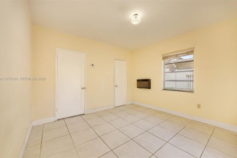 Villa ou maison à vendre à Miami, Floride: 4 chambres, 147.53 m2 № 2040020 - photo 17