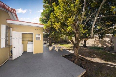 Villa ou maison à vendre à Miami, Floride: 4 chambres, 147.53 m2 № 2040020 - photo 25