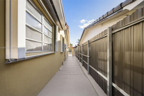 Villa ou maison à vendre à Miami, Floride: 4 chambres, 147.53 m2 № 2040020 - photo 24