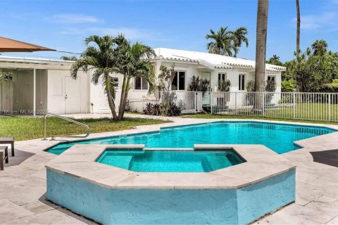 Commercial property in Hallandale Beach, Florida № 1971908 - photo 7