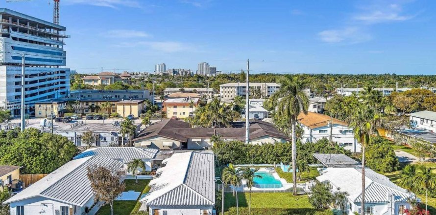 Commercial property in Hallandale Beach, Florida № 1971908