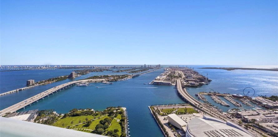 Кондоминиум с 4 спальнями в Майами, Флорида № 1966985