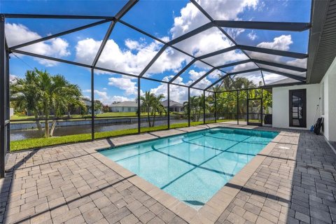 Casa en venta en Cape Coral, Florida, 4 dormitorios, 177.91 m2 № 2388335 - foto 2