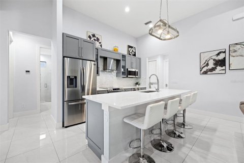 Casa en venta en Cape Coral, Florida, 4 dormitorios, 177.91 m2 № 2388335 - foto 5