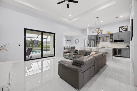 Casa en venta en Cape Coral, Florida, 4 dormitorios, 177.91 m2 № 2388335 - foto 9
