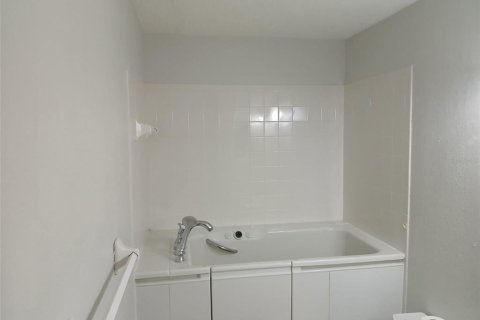 House in New Port Richey, Florida 2 bedrooms, 126.25 sq.m. № 2231005 - photo 19