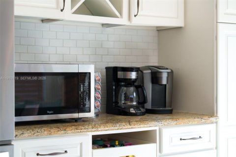 House in Oakland Park, Florida 3 bedrooms, 146.97 sq.m. № 2021023 - photo 14