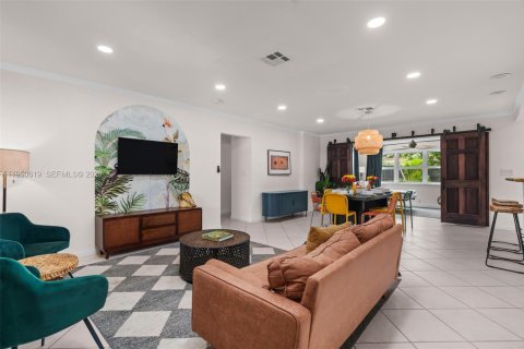 House in Oakland Park, Florida 3 bedrooms, 146.97 sq.m. № 2021023 - photo 2