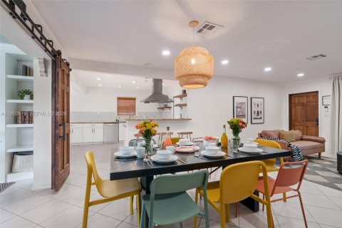 House in Oakland Park, Florida 3 bedrooms, 146.97 sq.m. № 2021023 - photo 7