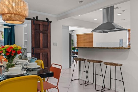 House in Oakland Park, Florida 3 bedrooms, 146.97 sq.m. № 2021023 - photo 5