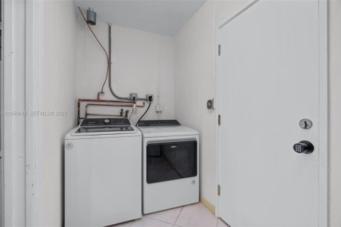 House in Oakland Park, Florida 3 bedrooms, 146.97 sq.m. № 2021023 - photo 17