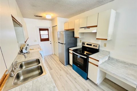 Townhouse in Winter Haven, Florida 3 bedrooms, 99.68 sq.m. № 2217189 - photo 6