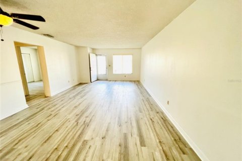 Townhouse in Winter Haven, Florida 3 bedrooms, 99.68 sq.m. № 2217189 - photo 8