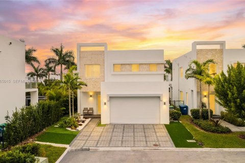 Casa en Doral, Florida 4 dormitorios, 223.15 m2 № 2026359