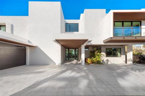 Villa ou maison à louer à Golden Beach, Floride: 6 chambres, 711.35 m2 № 1985234 - photo 1