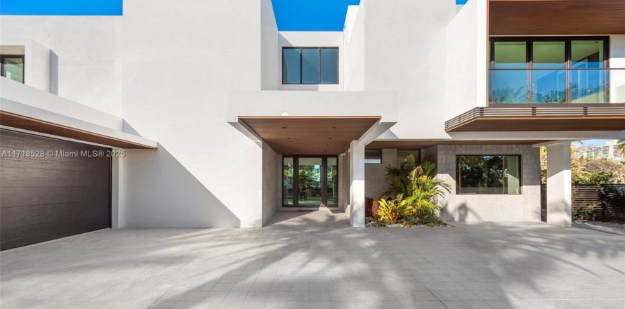 Villa ou maison à Golden Beach, Floride 6 chambres, 711.35 m2 № 1985234