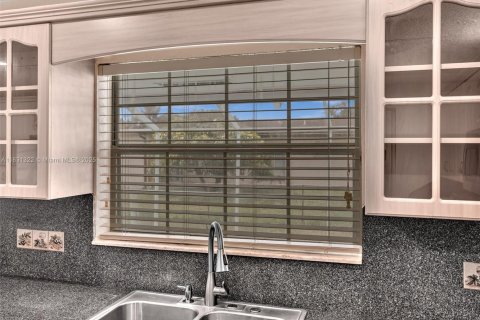 House in Pembroke Pines, Florida 3 bedrooms, 143.35 sq.m. № 1809385 - photo 27