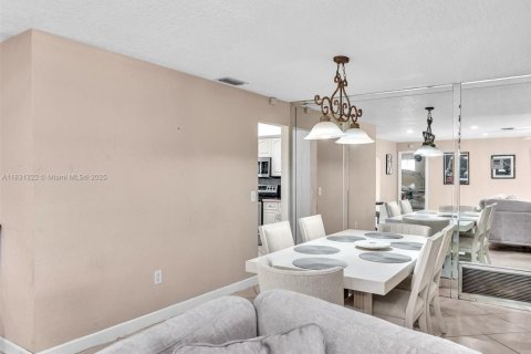 House in Pembroke Pines, Florida 3 bedrooms, 143.35 sq.m. № 1809385 - photo 15