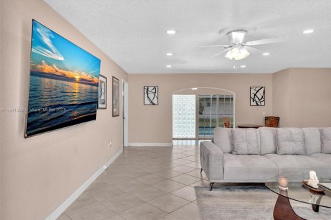 House in Pembroke Pines, Florida 3 bedrooms, 143.35 sq.m. № 1809385 - photo 6