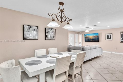 House in Pembroke Pines, Florida 3 bedrooms, 143.35 sq.m. № 1809385 - photo 18