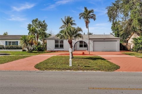 House in Pembroke Pines, Florida 3 bedrooms, 143.35 sq.m. № 1809385 - photo 1