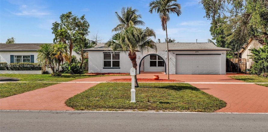 House in Pembroke Pines, Florida 3 bedrooms, 143.35 sq.m. № 1809385