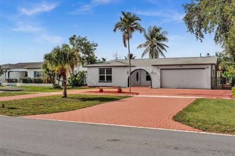 House in Pembroke Pines, Florida 3 bedrooms, 143.35 sq.m. № 1809385 - photo 2