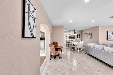 House in Pembroke Pines, Florida 3 bedrooms, 143.35 sq.m. № 1809385 - photo 12