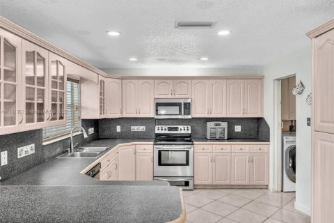 House in Pembroke Pines, Florida 3 bedrooms, 143.35 sq.m. № 1809385 - photo 25