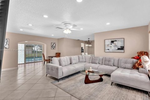House in Pembroke Pines, Florida 3 bedrooms, 143.35 sq.m. № 1809385 - photo 7