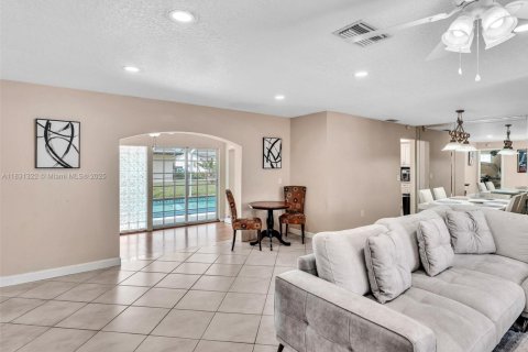 House in Pembroke Pines, Florida 3 bedrooms, 143.35 sq.m. № 1809385 - photo 16