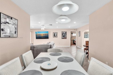 House in Pembroke Pines, Florida 3 bedrooms, 143.35 sq.m. № 1809385 - photo 17