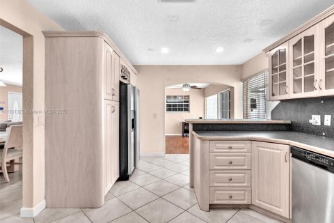 House in Pembroke Pines, Florida 3 bedrooms, 143.35 sq.m. № 1809385 - photo 30