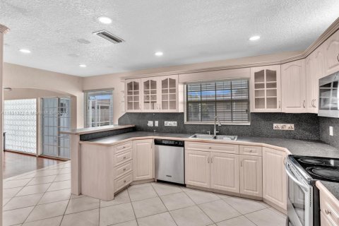 House in Pembroke Pines, Florida 3 bedrooms, 143.35 sq.m. № 1809385 - photo 29