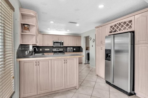 House in Pembroke Pines, Florida 3 bedrooms, 143.35 sq.m. № 1809385 - photo 23