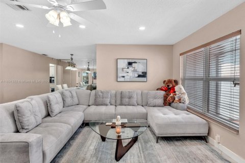 House in Pembroke Pines, Florida 3 bedrooms, 143.35 sq.m. № 1809385 - photo 8