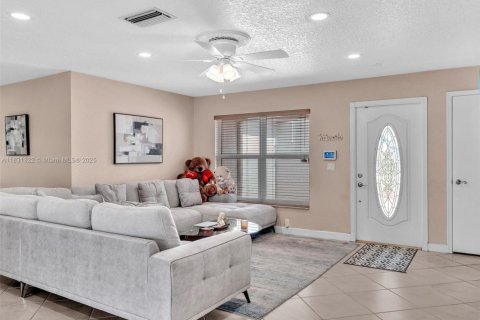 House in Pembroke Pines, Florida 3 bedrooms, 143.35 sq.m. № 1809385 - photo 9