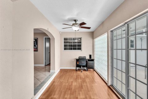 House in Pembroke Pines, Florida 3 bedrooms, 143.35 sq.m. № 1809385 - photo 21